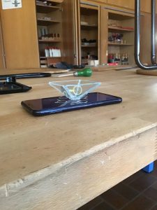 Übungswerkstück „Hologrammprojektor“ aus Acrylglas eines Schülers